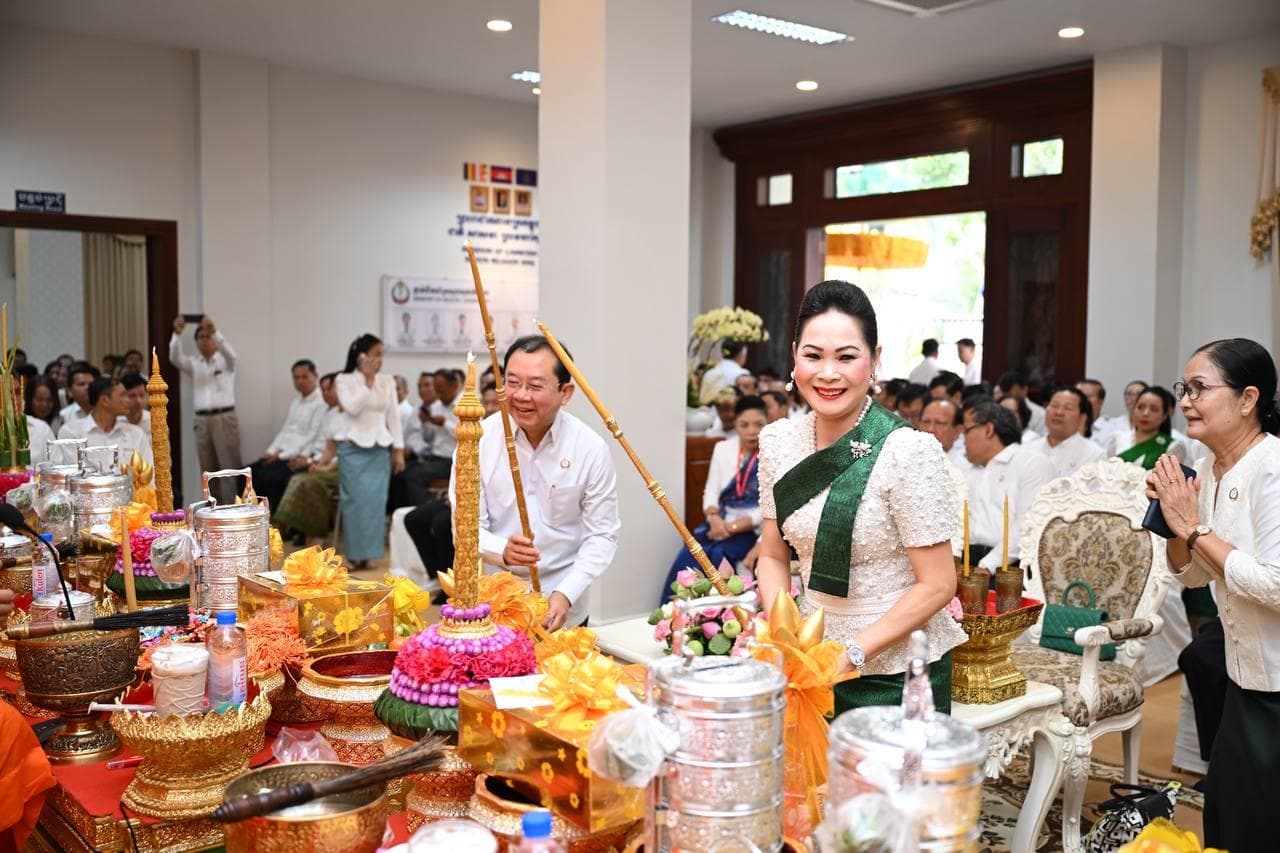 ក្រសួងសុខាភិបាល រៀបចំពិធីសូត្រមន្តប្រោះព្រំ ប្រសិទ្ធពរជ័យ សិរីមង្គល ក្នុងឱកាសបុណ្យចូលឆ្នាំថ្មីប្រពៃណីជាតិខ្មែរ - Image 10