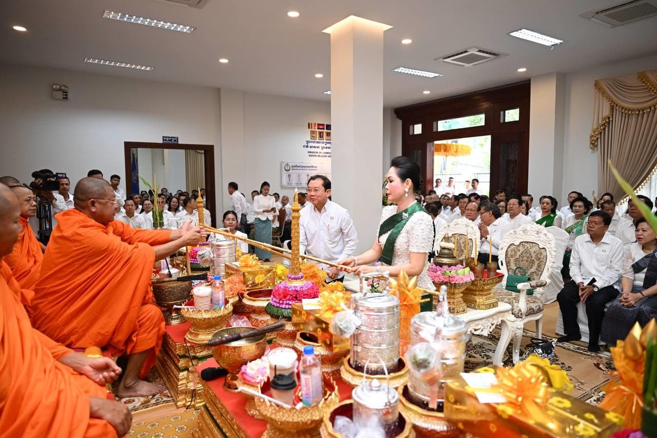 ក្រសួងសុខាភិបាល រៀបចំពិធីសូត្រមន្តប្រោះព្រំ ប្រសិទ្ធពរជ័យ សិរីមង្គល ក្នុងឱកាសបុណ្យចូលឆ្នាំថ្មីប្រពៃណីជាតិខ្មែរ - Image 12