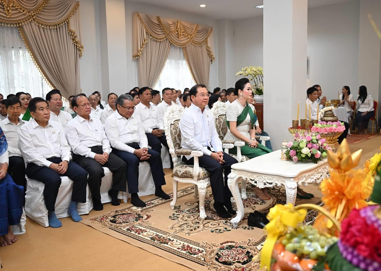 ក្រសួងសុខាភិបាល រៀបចំពិធីសូត្រមន្តប្រោះព្រំ ប្រសិទ្ធពរជ័យ សិរីមង្គល ក្នុងឱកាសបុណ្យចូលឆ្នាំថ្មីប្រពៃណីជាតិខ្មែរ - Image 13