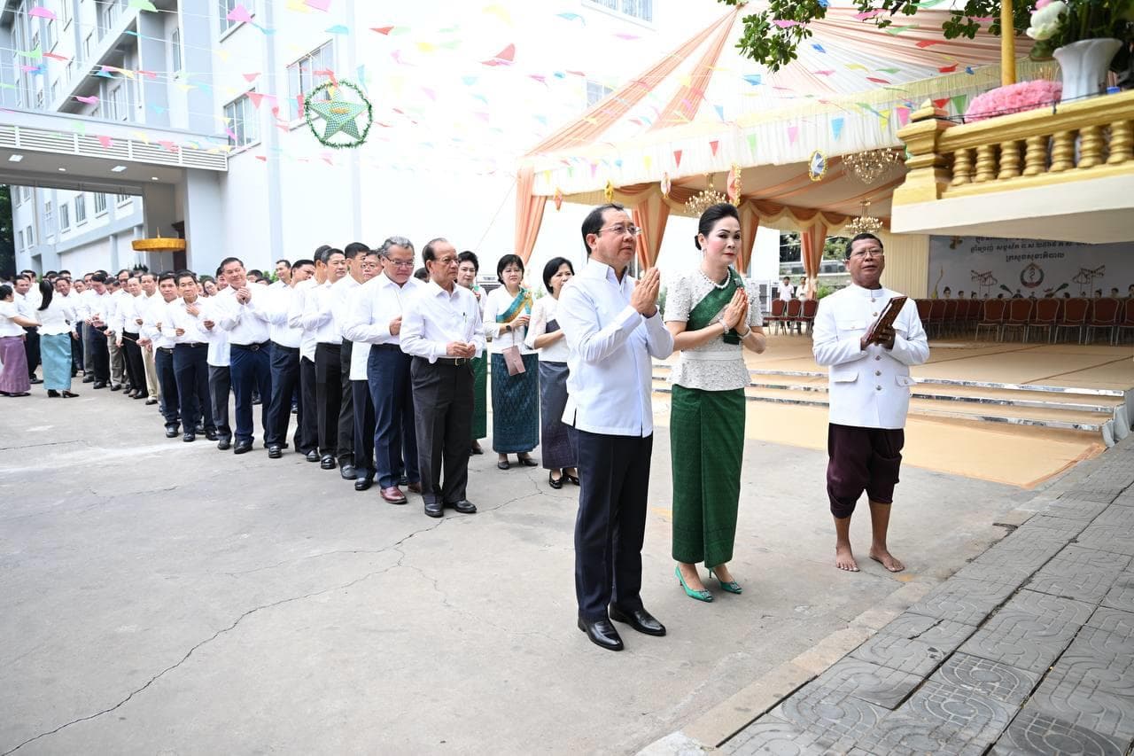 ក្រសួងសុខាភិបាល រៀបចំពិធីសូត្រមន្តប្រោះព្រំ ប្រសិទ្ធពរជ័យ សិរីមង្គល ក្នុងឱកាសបុណ្យចូលឆ្នាំថ្មីប្រពៃណីជាតិខ្មែរ - Image 3