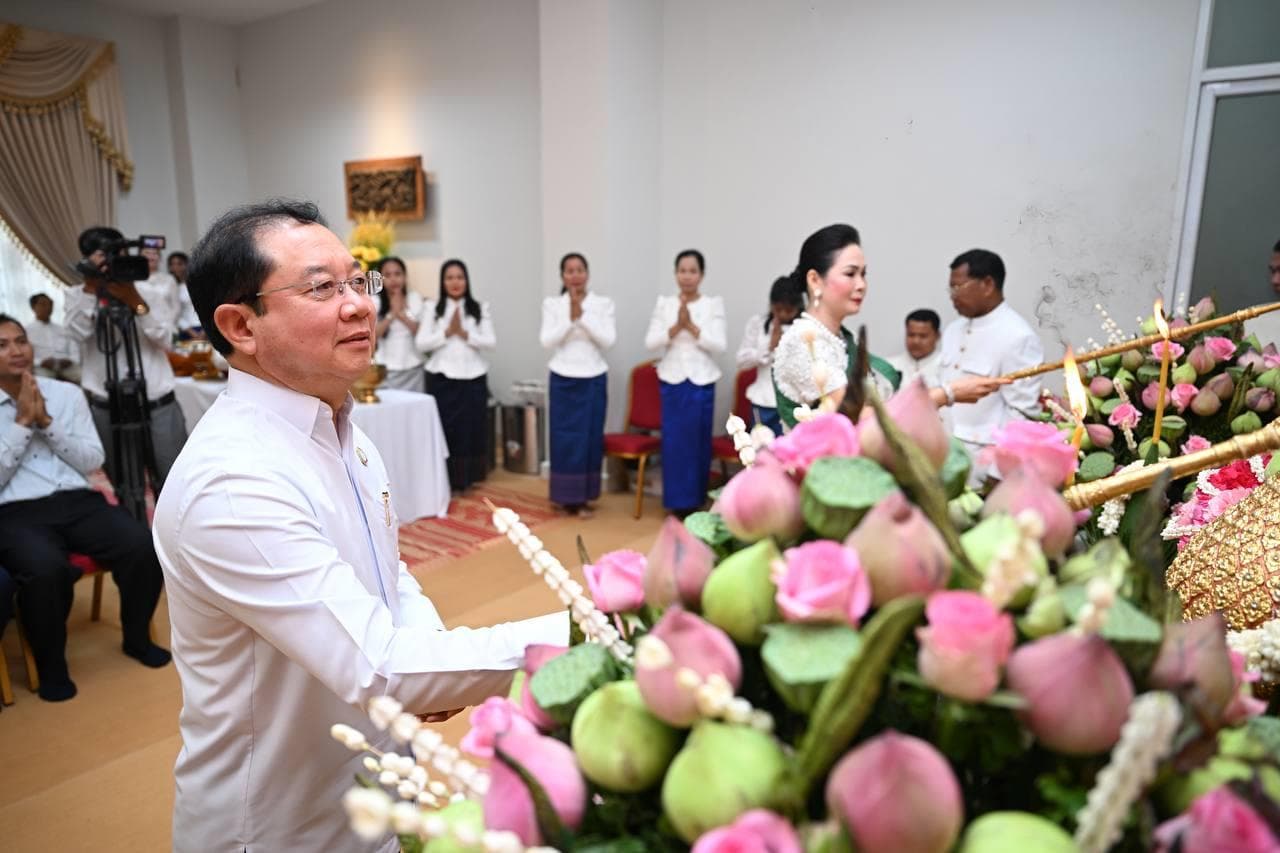 ក្រសួងសុខាភិបាល រៀបចំពិធីសូត្រមន្តប្រោះព្រំ ប្រសិទ្ធពរជ័យ សិរីមង្គល ក្នុងឱកាសបុណ្យចូលឆ្នាំថ្មីប្រពៃណីជាតិខ្មែរ - Image 5