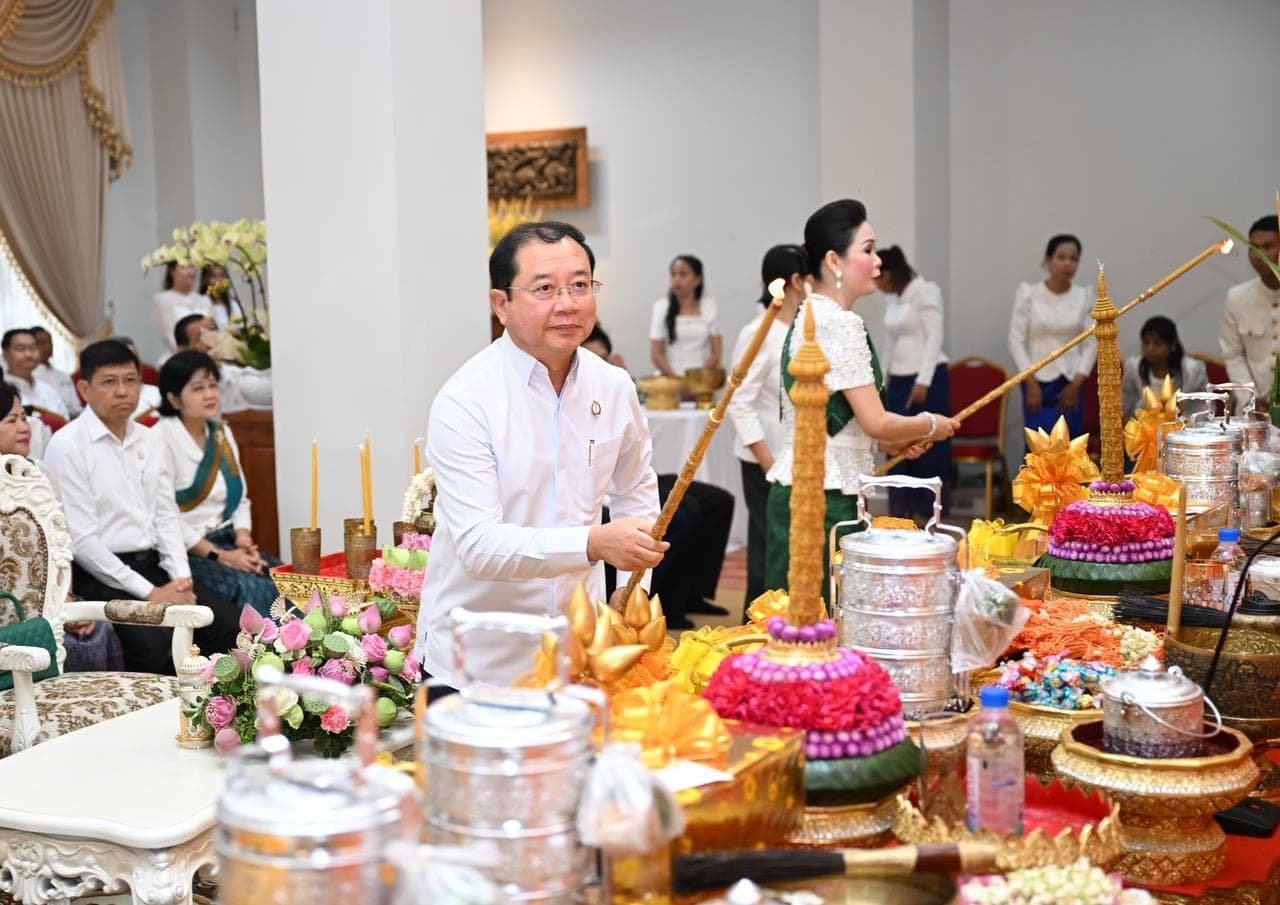 ក្រសួងសុខាភិបាល រៀបចំពិធីសូត្រមន្តប្រោះព្រំ ប្រសិទ្ធពរជ័យ សិរីមង្គល ក្នុងឱកាសបុណ្យចូលឆ្នាំថ្មីប្រពៃណីជាតិខ្មែរ - Image 9