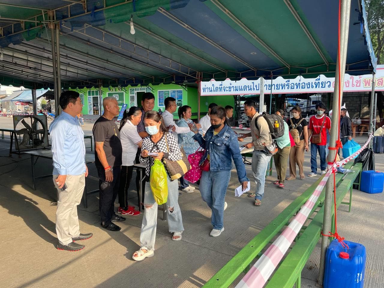 ពលករខ្មែរវិលត្រលប់ពីប្រទេសថៃ ចូលមកលេងស្រុកកំណើតអំឡុងពេលចូលឆ្នាំ តាមច្រកទ្វារអន្តរជាតិកម្ពុជា-ថៃ ដោយពុំមានការបង់ថ្លៃលើសេវាចេញ-ចូល នោះទេ - Image 2