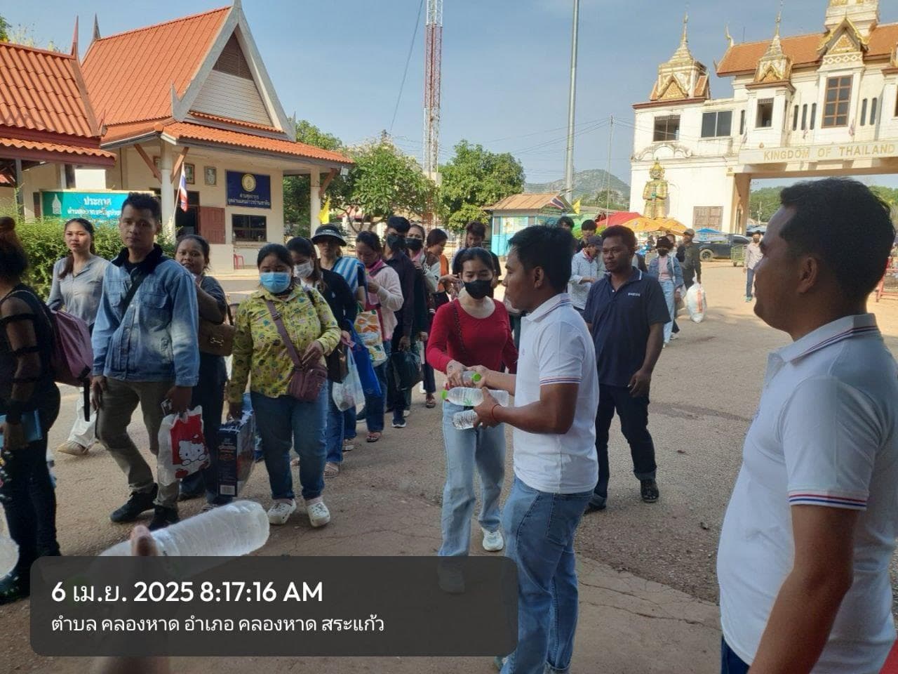 ពលករខ្មែរវិលត្រលប់ពីប្រទេសថៃ ចូលមកលេងស្រុកកំណើតអំឡុងពេលចូលឆ្នាំ តាមច្រកទ្វារអន្តរជាតិកម្ពុជា-ថៃ ដោយពុំមានការបង់ថ្លៃលើសេវាចេញ-ចូល នោះទេ - Image 3