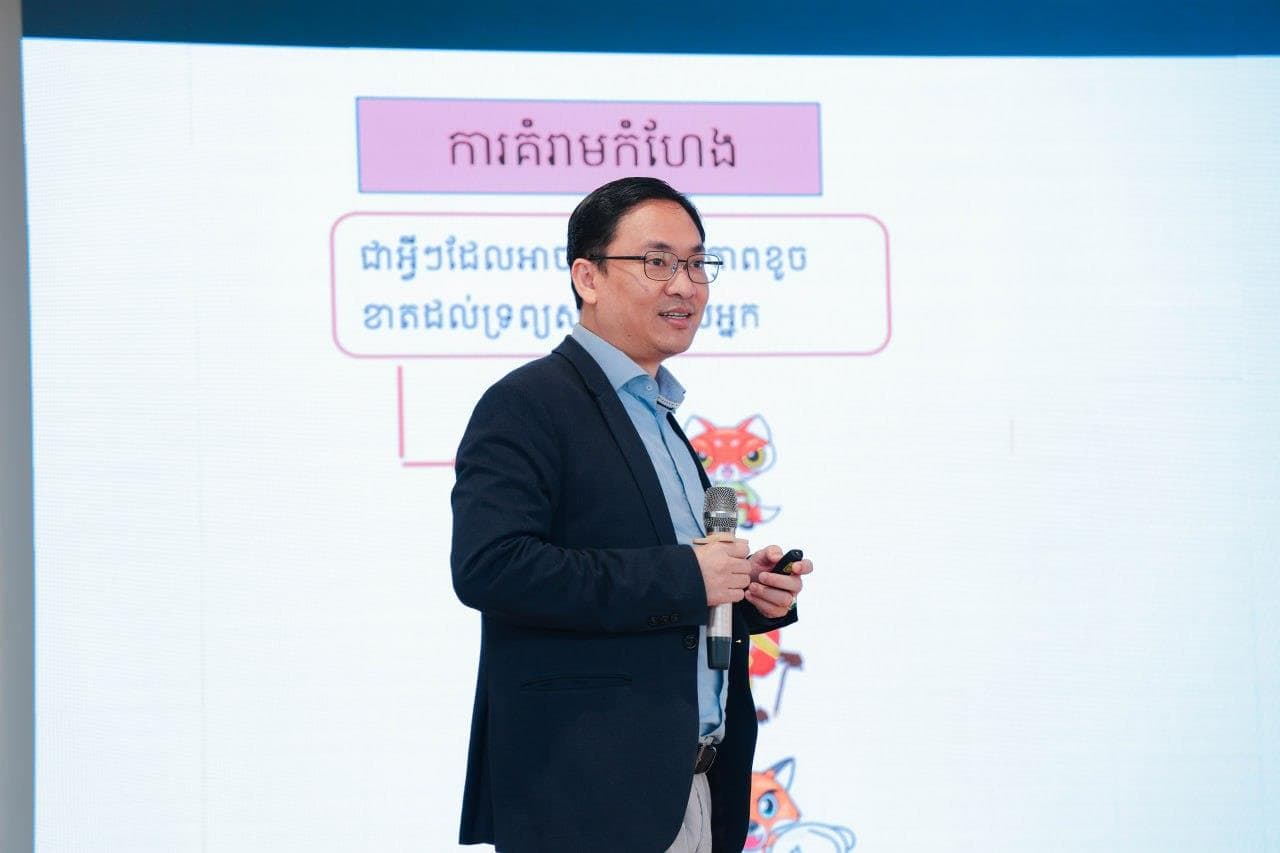 ក្រសួងប្រៃសណីយ៍ និងទូរគមនាគមន៍ បើកវគ្គបណ្ដុះបណ្ដាលពង្រឹងសមត្ថភាពជំនាញឌីជីថល លើប្រធានបទ «អក្ខរកម្មព័ត៌មាន ទិន្នន័យ និងសន្តិសុខសាយប័រ» ជូនដល់មន្ត្រីកសិកម្មឃុំ ចំនួន ១០០០រូប - Image 1