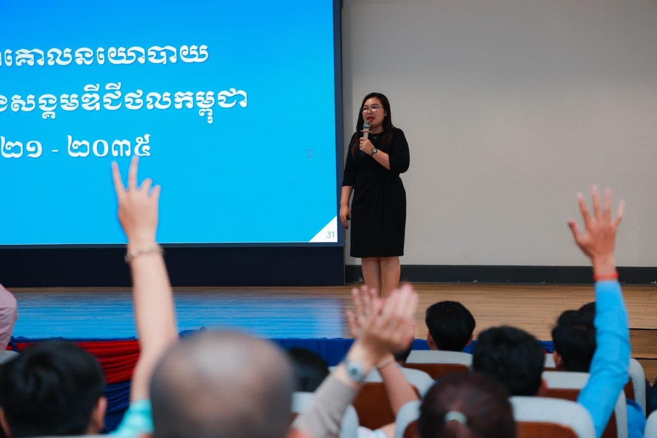 ក្រសួងប្រៃសណីយ៍ និងទូរគមនាគមន៍ បើកវគ្គបណ្ដុះបណ្ដាលពង្រឹងសមត្ថភាពជំនាញឌីជីថល លើប្រធានបទ «អក្ខរកម្មព័ត៌មាន ទិន្នន័យ និងសន្តិសុខសាយប័រ» ជូនដល់មន្ត្រីកសិកម្មឃុំ ចំនួន ១០០០រូប - Image 2