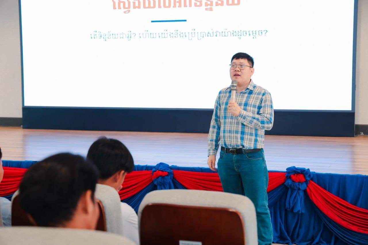 ក្រសួងប្រៃសណីយ៍ និងទូរគមនាគមន៍ បើកវគ្គបណ្ដុះបណ្ដាលពង្រឹងសមត្ថភាពជំនាញឌីជីថល លើប្រធានបទ «អក្ខរកម្មព័ត៌មាន ទិន្នន័យ និងសន្តិសុខសាយប័រ» ជូនដល់មន្ត្រីកសិកម្មឃុំ ចំនួន ១០០០រូប - Image 4