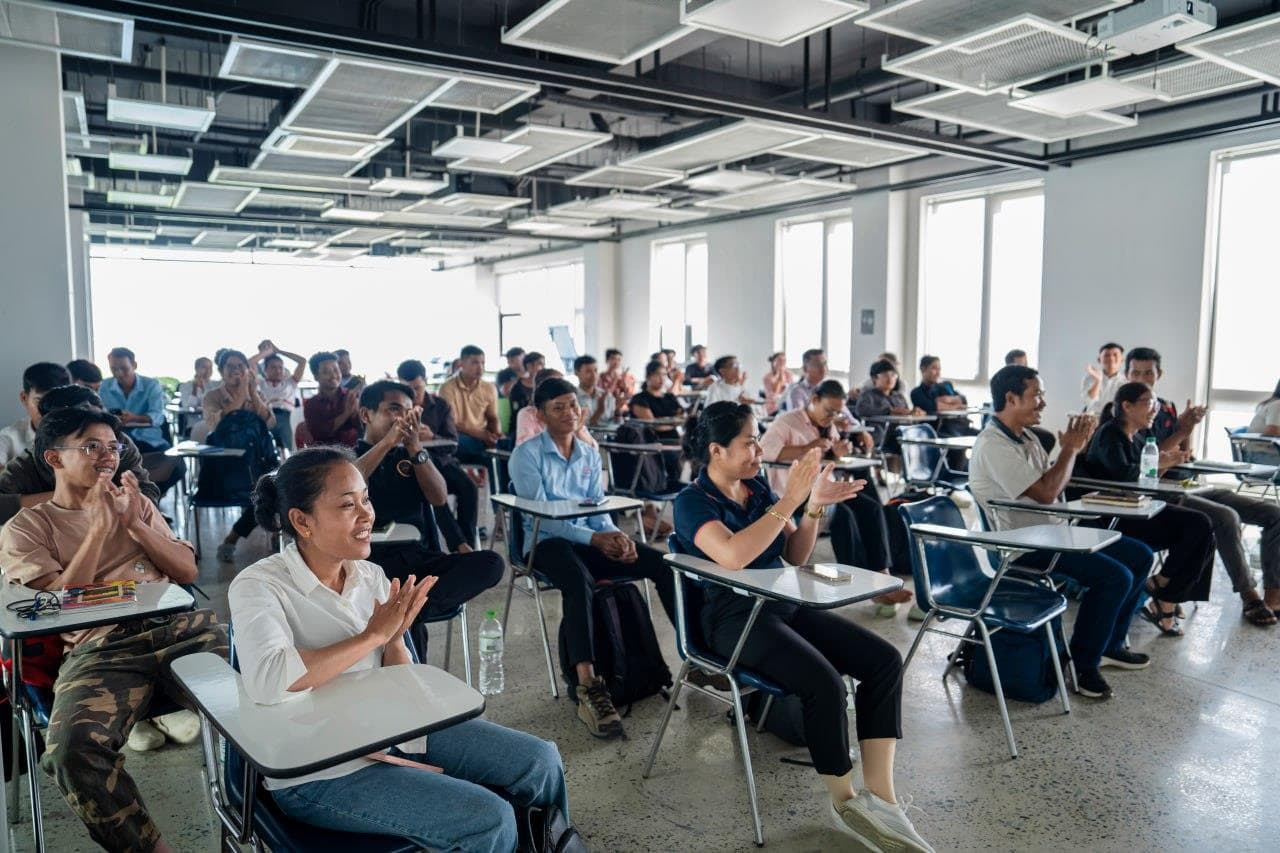 ក្រសួងប្រៃសណីយ៍ និងទូរគមនាគមន៍ បើកវគ្គបណ្ដុះបណ្ដាលពង្រឹងសមត្ថភាពជំនាញឌីជីថល លើប្រធានបទ «អក្ខរកម្មព័ត៌មាន ទិន្នន័យ និងសន្តិសុខសាយប័រ» ជូនដល់មន្ត្រីកសិកម្មឃុំ ចំនួន ១០០០រូប - Image 6