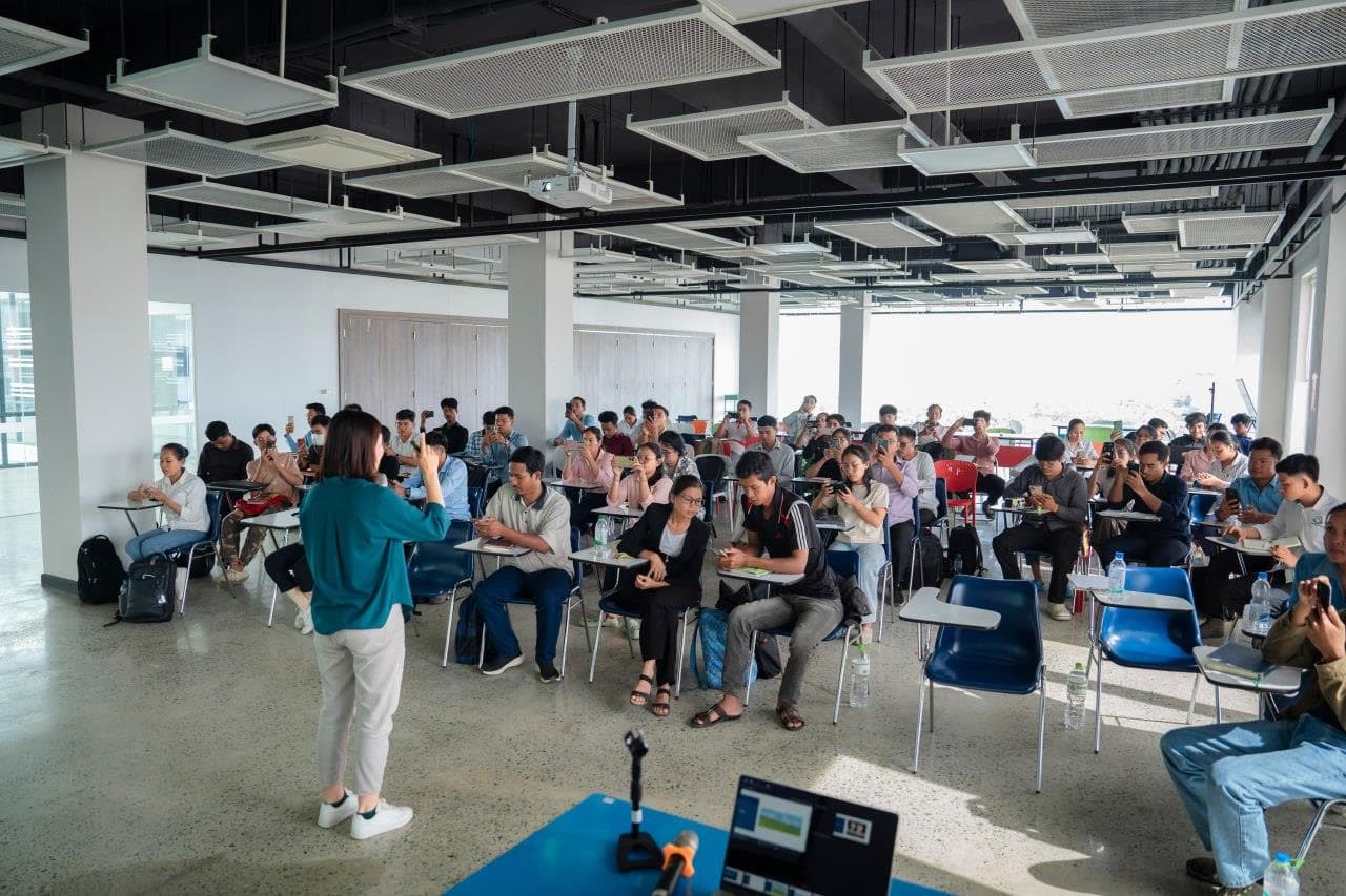 ក្រសួងប្រៃសណីយ៍ និងទូរគមនាគមន៍ បើកវគ្គបណ្ដុះបណ្ដាលពង្រឹងសមត្ថភាពជំនាញឌីជីថល លើប្រធានបទ «អក្ខរកម្មព័ត៌មាន ទិន្នន័យ និងសន្តិសុខសាយប័រ» ជូនដល់មន្ត្រីកសិកម្មឃុំ ចំនួន ១០០០រូប - Image 7