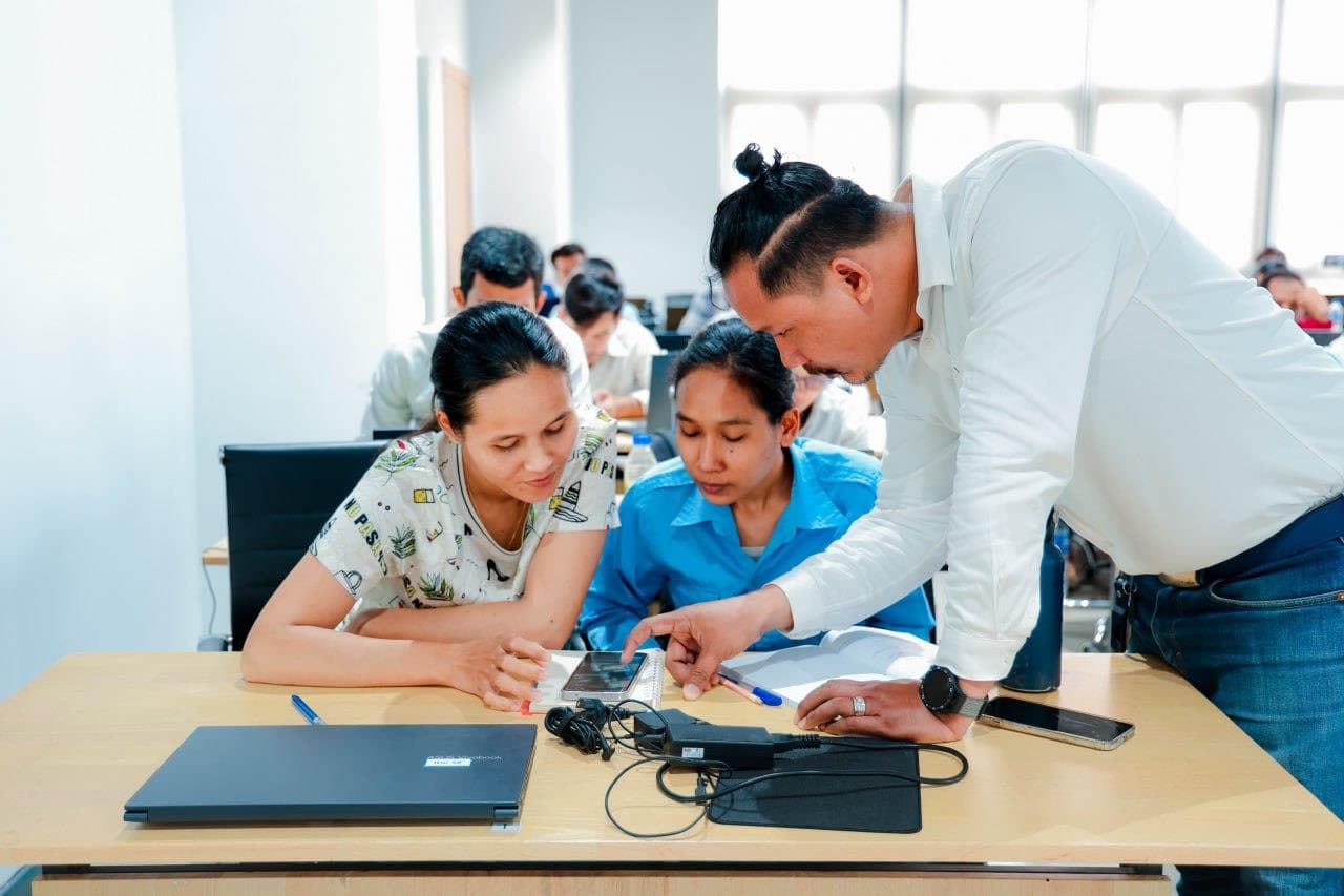 ក្រសួងប្រៃសណីយ៍ និងទូរគមនាគមន៍ បើកវគ្គបណ្ដុះបណ្ដាលពង្រឹងសមត្ថភាពជំនាញឌីជីថល លើប្រធានបទ «អក្ខរកម្មព័ត៌មាន ទិន្នន័យ និងសន្តិសុខសាយប័រ» ជូនដល់មន្ត្រីកសិកម្មឃុំ ចំនួន ១០០០រូប - Image 8