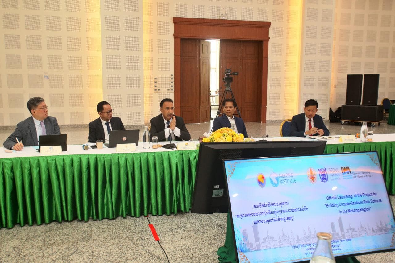 ប្រធានរាជបណ្ឌិត្យសភាកម្ពុជា បើកដំណើរការផ្លូវការ «គម្រោងកសាងសាលារៀនទឹកភ្លៀងប្រកបដោយភាពធន់នឹងអាកាសធាតុ នៅតំបន់ទន្លេមេគង្គ» - Image 5