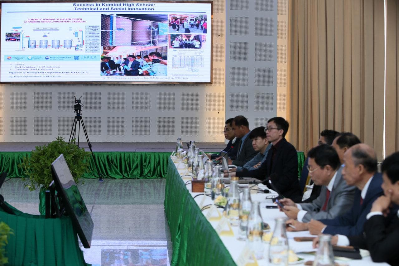 ប្រធានរាជបណ្ឌិត្យសភាកម្ពុជា បើកដំណើរការផ្លូវការ «គម្រោងកសាងសាលារៀនទឹកភ្លៀងប្រកបដោយភាពធន់នឹងអាកាសធាតុ នៅតំបន់ទន្លេមេគង្គ» - Image 8