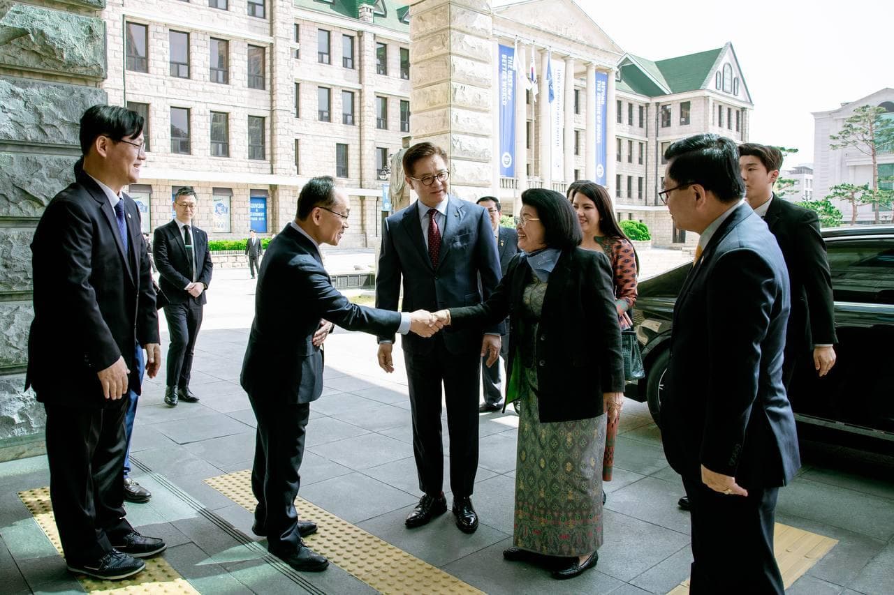 សម្តេចប្រធានរដ្ឋសភា ទស្សនកិច្ចសាកលវិទ្យាល័យហាន់យ៉ាងសាយប៊ឺ ក្នុងទីក្រុងសេអ៊ូល ដើម្បីជំរុញការគំាទ្រពង្រឹងសមត្ថភាពតំណាងរាស្រ្ត និងការបណ្តុះបណ្តាលបច្ចេកវិទ្យាឌីជីថល ជូនមន្រ្តីរដ្ឋសភា - Image 1