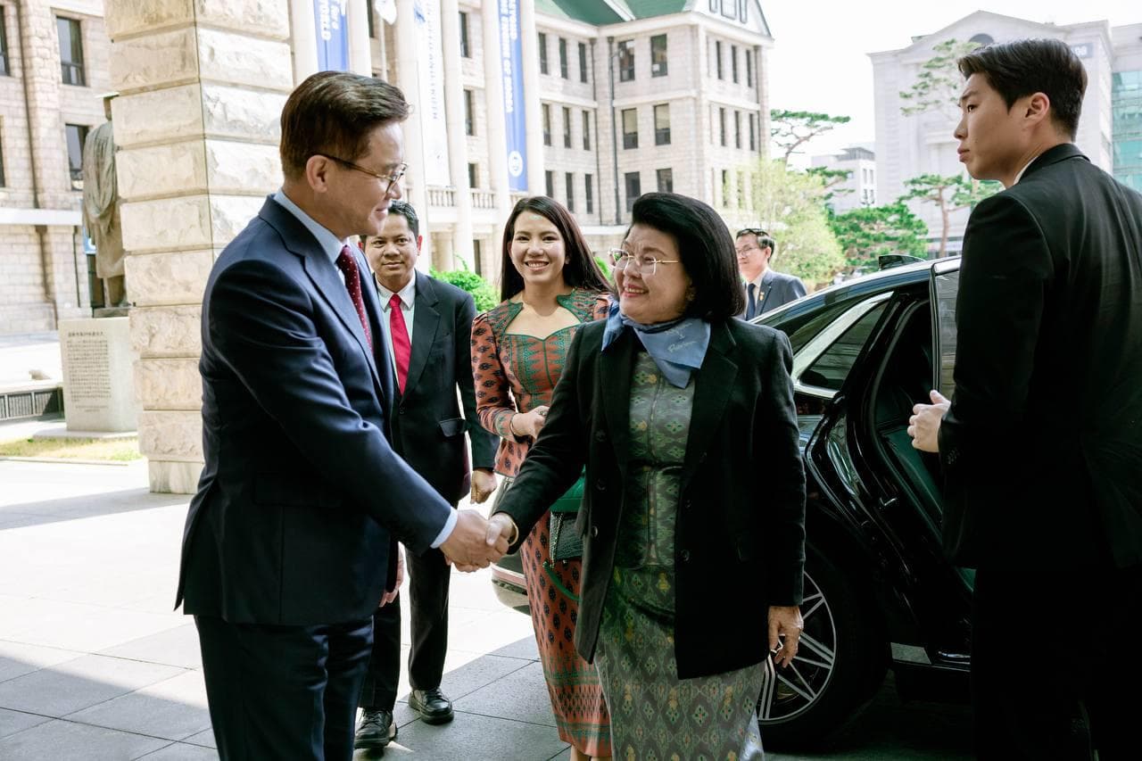 សម្តេចប្រធានរដ្ឋសភា ទស្សនកិច្ចសាកលវិទ្យាល័យហាន់យ៉ាងសាយប៊ឺ ក្នុងទីក្រុងសេអ៊ូល ដើម្បីជំរុញការគំាទ្រពង្រឹងសមត្ថភាពតំណាងរាស្រ្ត និងការបណ្តុះបណ្តាលបច្ចេកវិទ្យាឌីជីថល ជូនមន្រ្តីរដ្ឋសភា